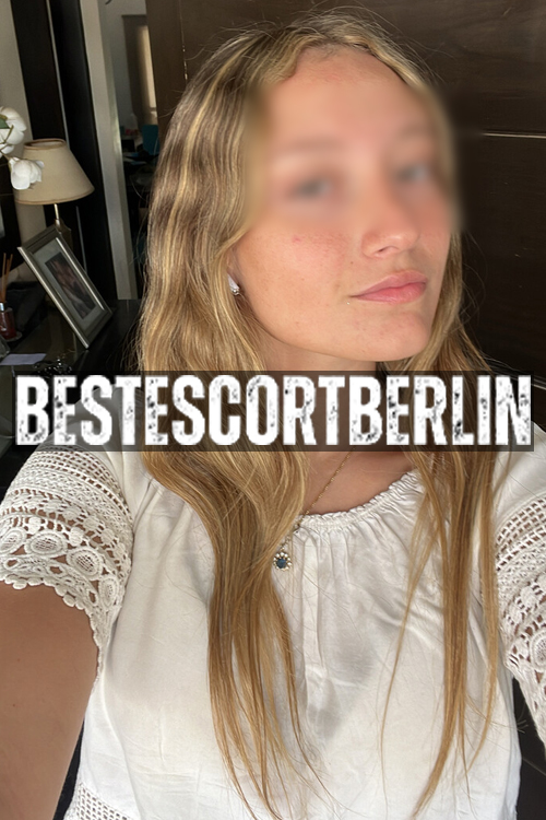 Deep French Kissing Sex Girl in Berlin