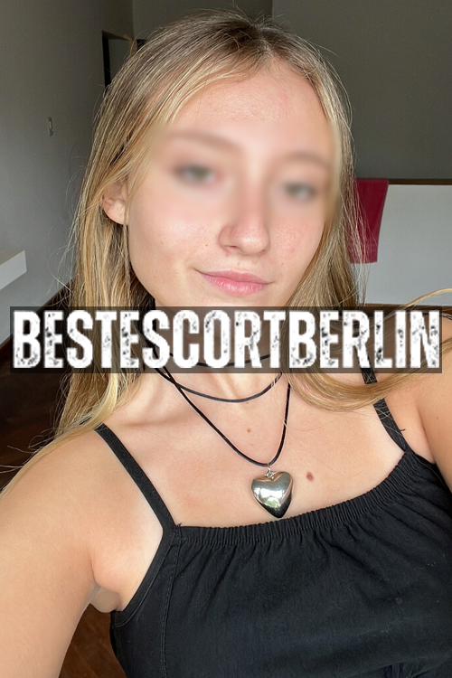 Deep French Kissing Sex Girl in Berlin