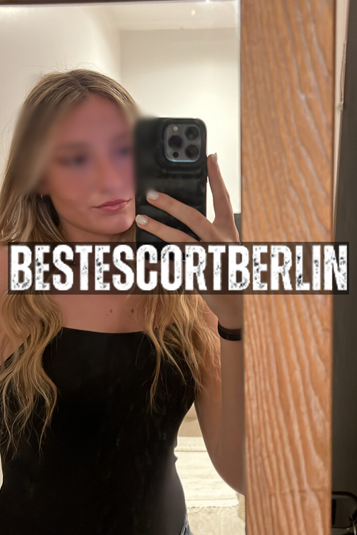 Deep French Kissing Sex Girl in Berlin