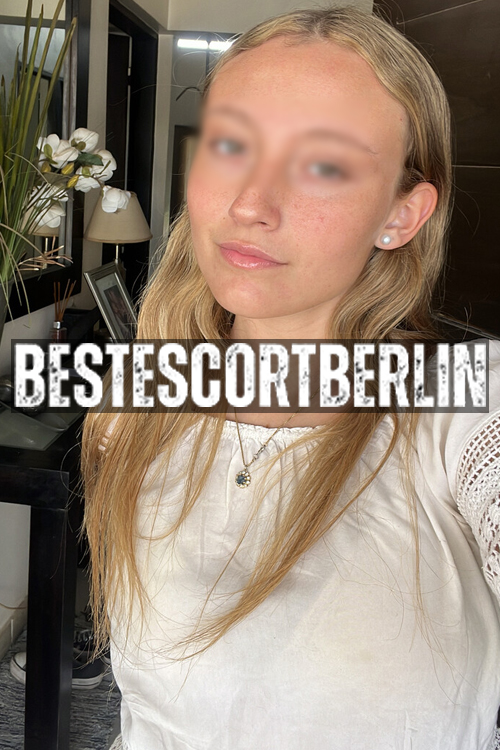 Deep French Kissing Sex Girl in Berlin